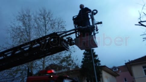 Evde Yalnız Bırakılan Çocuğu İtfaiye Kurtardı