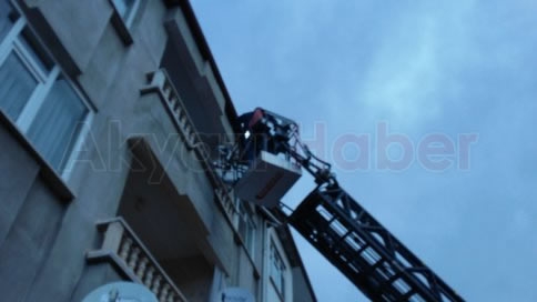 Evde Yalnız Bırakılan Çocuğu İtfaiye Kurtardı