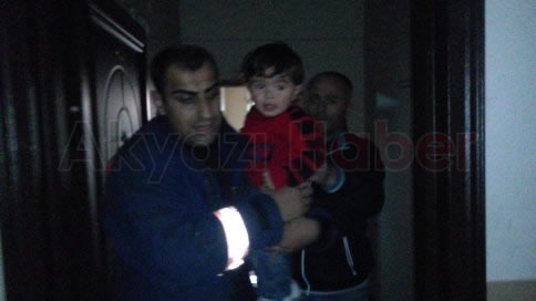 Evde Yalnız Bırakılan Çocuğu İtfaiye Kurtardı