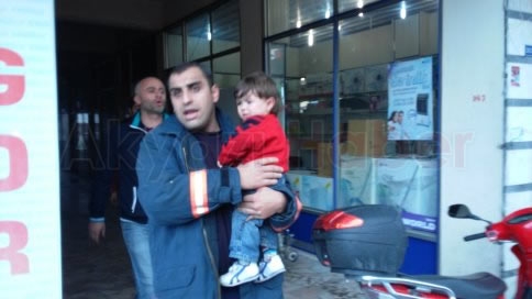 Evde Yalnız Bırakılan Çocuğu İtfaiye Kurtardı