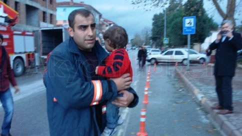 Evde Yalnız Bırakılan Çocuğu İtfaiye Kurtardı