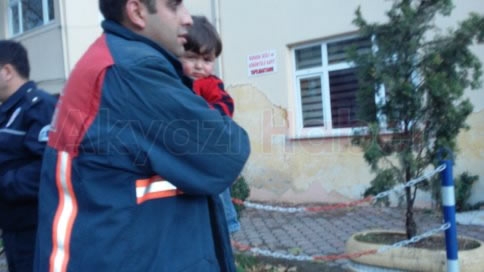 Evde Yalnız Bırakılan Çocuğu İtfaiye Kurtardı