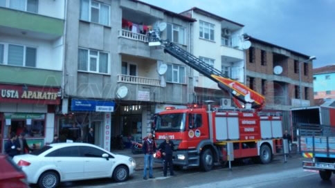 Evde Yalnız Bırakılan Çocuğu İtfaiye Kurtardı