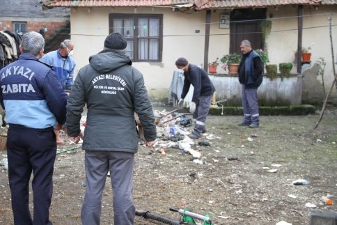 Akyazı Belediyesinden Çöp Ev Operasyonu