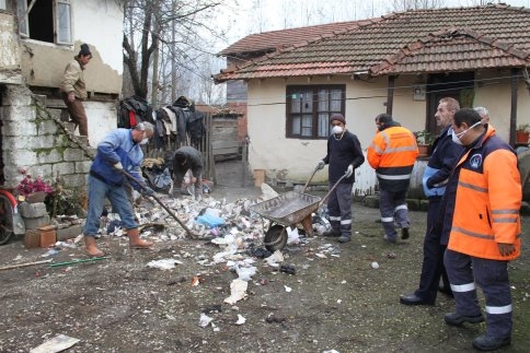 Akyazı Belediyesinden Çöp Ev Operasyonu