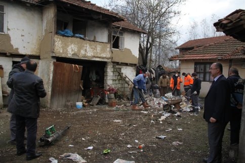 Akyazı Belediyesinden Çöp Ev Operasyonu