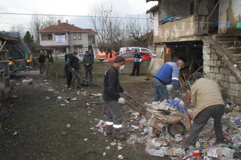 Akyazı Belediyesinden Çöp Ev Operasyonu