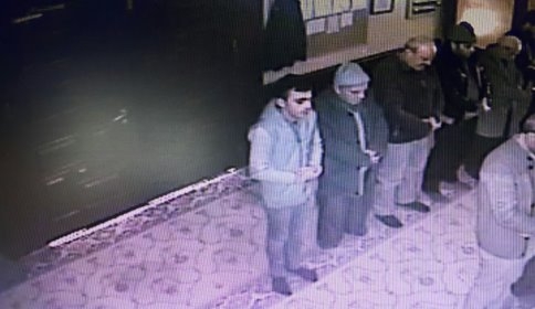 Suriyeli Gençler Bu Taktikle Camide Para Topladı