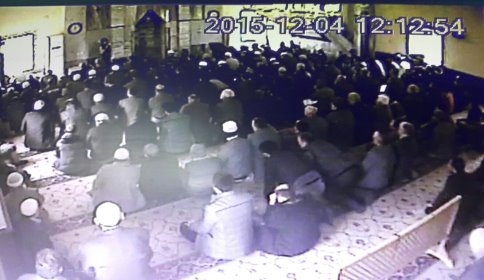 Suriyeli Gençler Bu Taktikle Camide Para Topladı