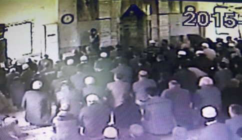 Suriyeli Gençler Bu Taktikle Camide Para Topladı