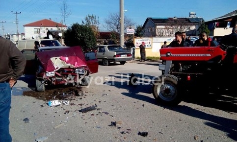 Karaçalılık’ta Otomobil Traktöre Çarptı Kaza 4 Yaralı 
