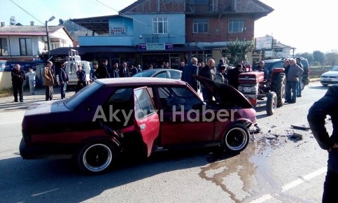 Karaçalılık’ta Otomobil Traktöre Çarptı Kaza 4 Yaralı 