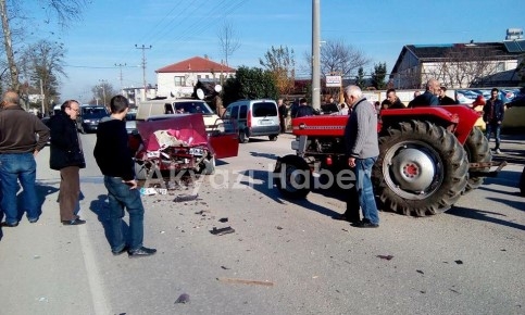 Karaçalılık’ta Otomobil Traktöre Çarptı Kaza 4 Yaralı 