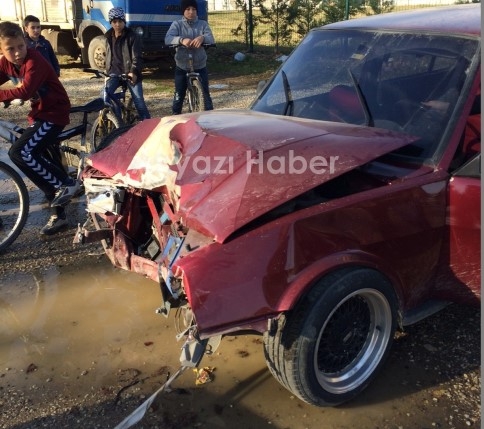 Karaçalılık’ta Otomobil Traktöre Çarptı Kaza 4 Yaralı 