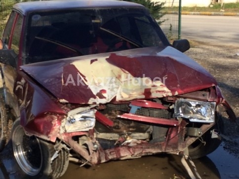 Karaçalılık’ta Otomobil Traktöre Çarptı Kaza 4 Yaralı 