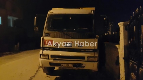 Otomobil ile Kamyon Çarpıştı 