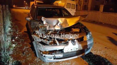 Otomobil ile Kamyon Çarpıştı 