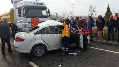 Son Dakika Trafik Kazası Otomobil İki Büklüm Oldu