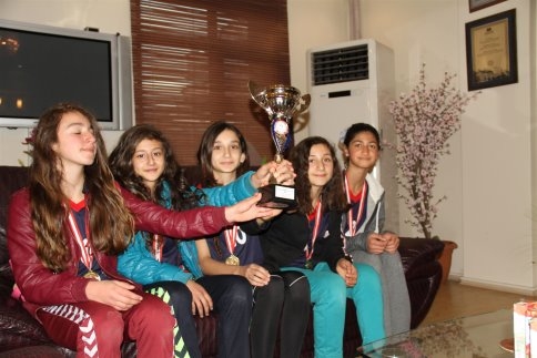 Başkan Akcan’a Ödüllü Sporculardan Ziyaret