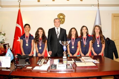 Başkan Akcan’a Ödüllü Sporculardan Ziyaret