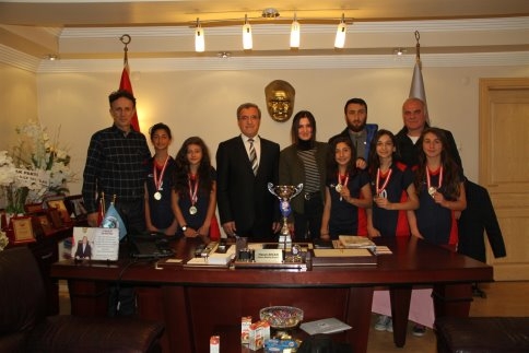 Başkan Akcan’a Ödüllü Sporculardan Ziyaret