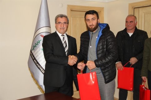 Başkan Akcan’a Ödüllü Sporculardan Ziyaret