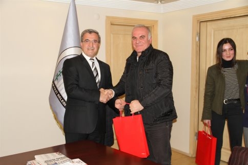 Başkan Akcan’a Ödüllü Sporculardan Ziyaret