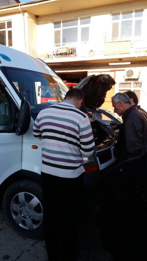 Seyir Halindeki Minibüsün Motoru Alev Aldı