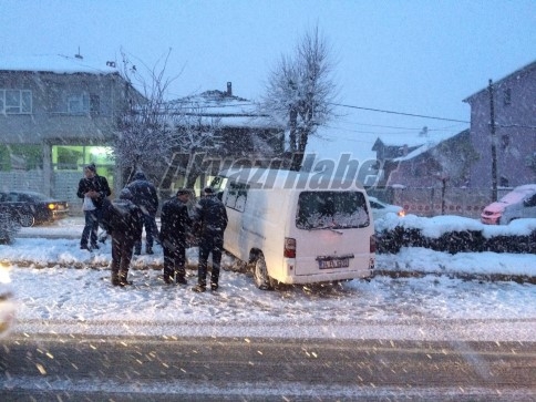 Kaygan Yollar Trafiği Olumsuz Etkiliyor 