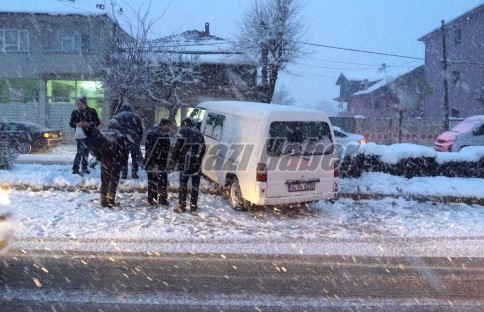 Kaygan Yollar Trafiği Olumsuz Etkiliyor 