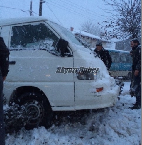 Kaygan Yollar Trafiği Olumsuz Etkiliyor 