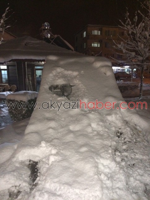 Kar topu oyununu abartan çocuklar 2 metreden betona çakıldı