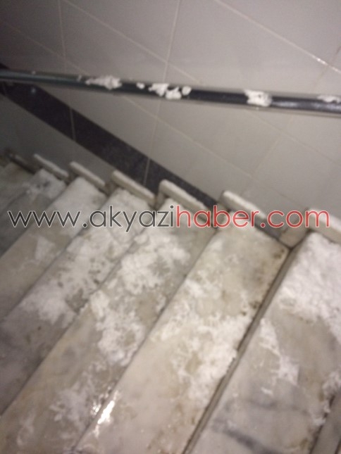 Kar topu oyununu abartan çocuklar 2 metreden betona çakıldı