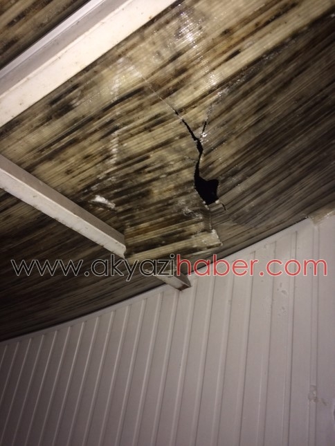 Kar topu oyununu abartan çocuklar 2 metreden betona çakıldı