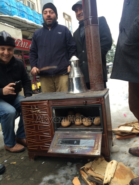 Sokak Ortasına Soba Kurarak Isındılar