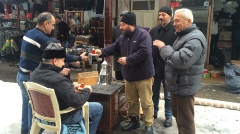 Sokak Ortasına Soba Kurarak Isındılar