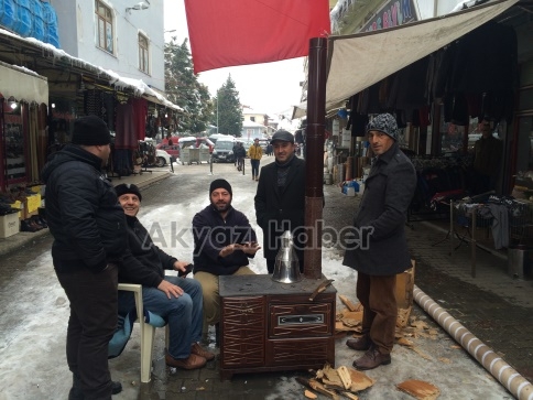 Sokak Ortasına Soba Kurarak Isındılar