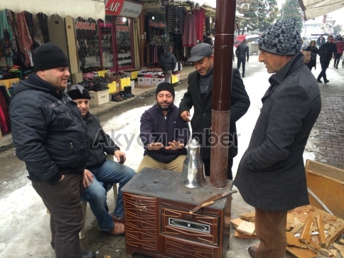 Sokak Ortasına Soba Kurarak Isındılar