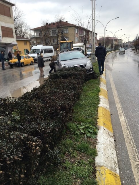 Ada Caddesi’nde Otomobil Hakimiyetini Kaybetti