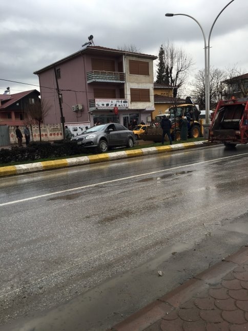 Ada Caddesi’nde Otomobil Hakimiyetini Kaybetti