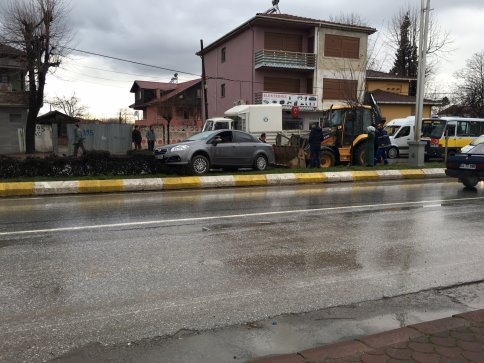 Ada Caddesi’nde Otomobil Hakimiyetini Kaybetti