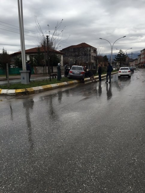 Ada Caddesi’nde Otomobil Hakimiyetini Kaybetti