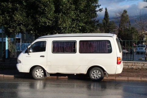 Orman İşletmesi Önünde Minibüs Yayaya Çarptı 1 Yaralı