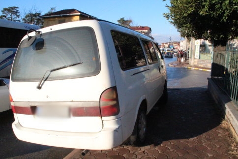 Orman İşletmesi Önünde Minibüs Yayaya Çarptı 1 Yaralı