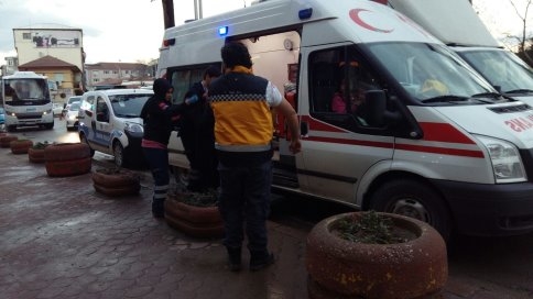 Yemek Siparişi Bekleyen Yaşlı Kadın Fenalaştı