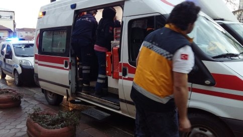 Yemek Siparişi Bekleyen Yaşlı Kadın Fenalaştı