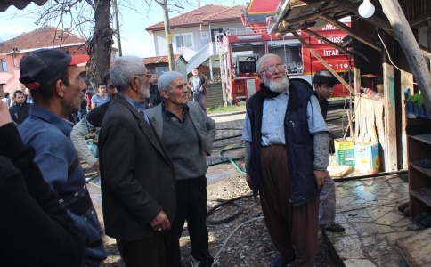 Teketaban’da  Ev ve Ahır Kül Oldu