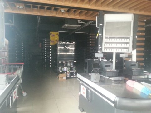 Akyazı'nın En Büyük Marketi Kapısına Kilidi Vurdu.