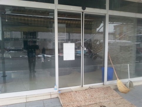 Akyazı'nın En Büyük Marketi Kapısına Kilidi Vurdu.