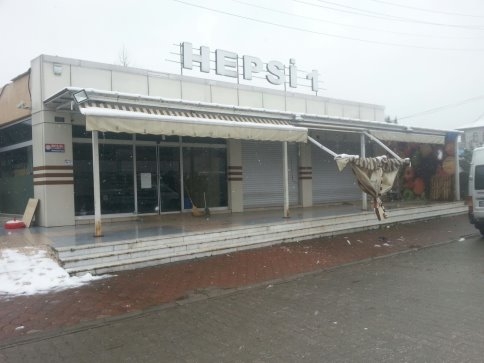 Akyazı'nın En Büyük Marketi Kapısına Kilidi Vurdu.